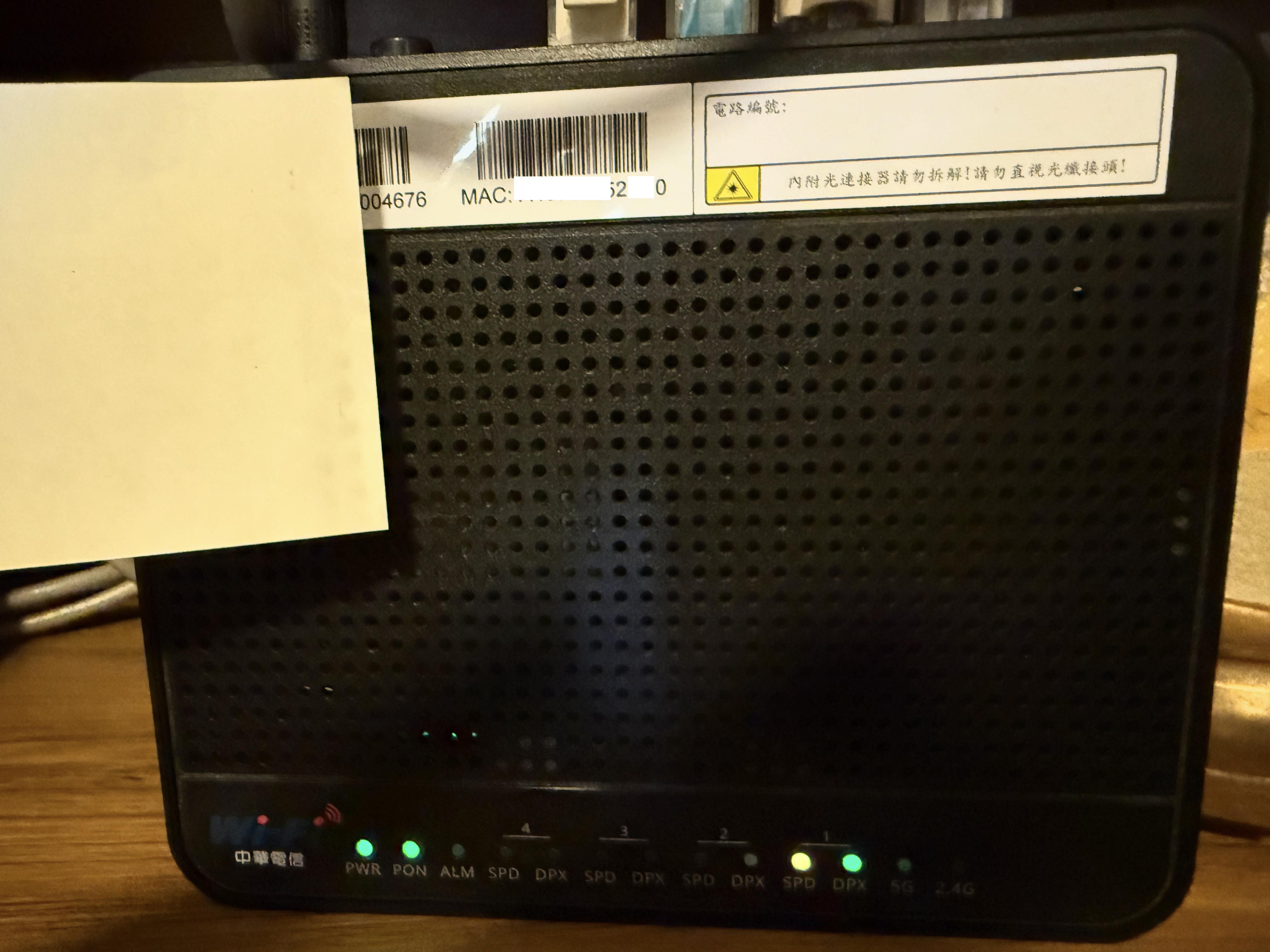 Modem 背面的 MAC 位址貼紙